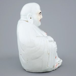 Un grand modèle de Bouddha en porcelaine blanc de Chine, 19/20ème — photo 3