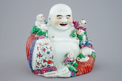 Un grand modèle de Bouddha en porcelaine de Chine famille rose, 19/20ème