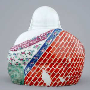 Un grand modèle de Bouddha en porcelaine de Chine famille rose, 19/20ème — photo 4