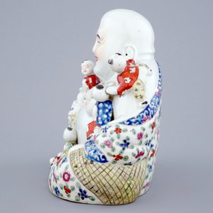 Un grand modèle de Bouddha en porcelaine de Chine famille rose, 19/20ème — photo 5