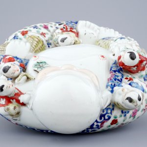Un grand modèle de Bouddha en porcelaine de Chine famille rose, 19/20ème — photo 6