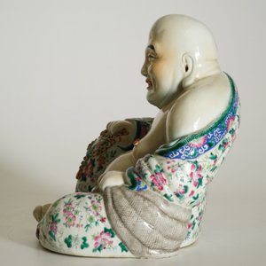 Un grand modèle de Bouddha en porcelaine de Chine famille rose, 19/20ème — photo 9