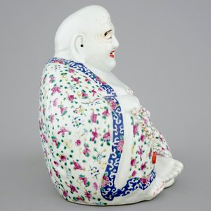 Un grand modèle de Bouddha en porcelaine de Chine famille rose, 19/20ème — photo 4