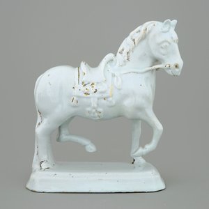 Un grand modèle de cheval en faïence blanche de Delft, 18ème — photo 2
