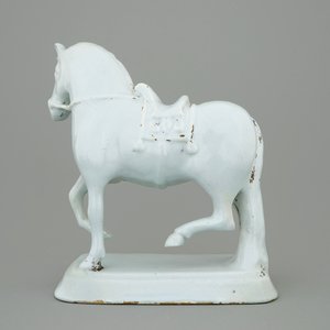 Un grand modèle de cheval en faïence blanche de Delft, 18ème — photo 4
