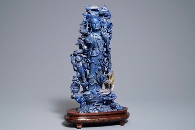 Un grand modèle de Guanyin en lapis lazuli sculpté, Chine, 20ème