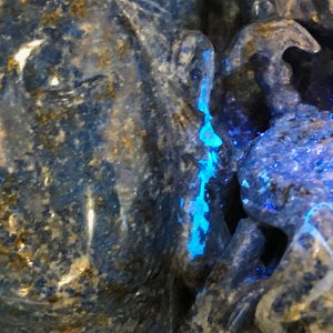 Un grand modèle de Guanyin en lapis lazuli sculpté, Chine, 20ème — photo 11