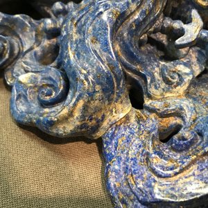 Un grand modèle de Guanyin en lapis lazuli sculpté, Chine, 20ème — photo 14
