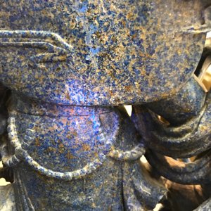 Un grand modèle de Guanyin en lapis lazuli sculpté, Chine, 20ème — photo 19