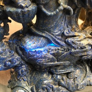 Un grand modèle de Guanyin en lapis lazuli sculpté, Chine, 20ème — photo 21