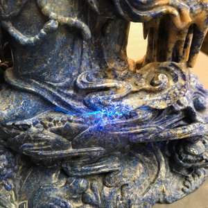 Un grand modèle de Guanyin en lapis lazuli sculpté, Chine, 20ème — photo 22