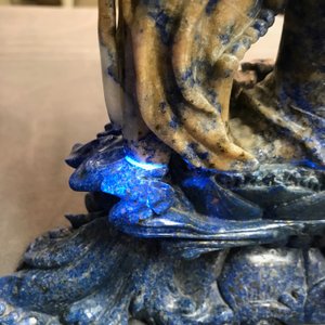 Un grand modèle de Guanyin en lapis lazuli sculpté, Chine, 20ème — photo 24