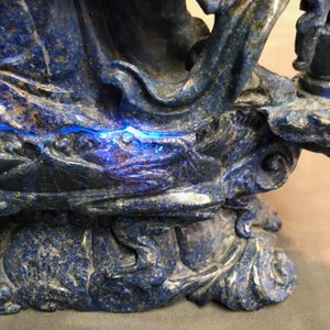 Un grand modèle de Guanyin en lapis lazuli sculpté, Chine, 20ème — photo 25