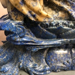 Un grand modèle de Guanyin en lapis lazuli sculpté, Chine, 20ème — photo 27