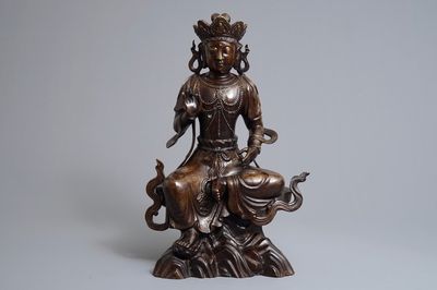 Un grand modèle de Guanyin sur thrône en bronze à décor incrusté, Chine, 19/20ème