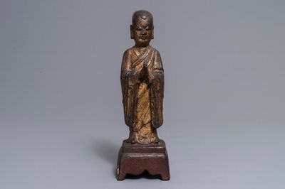 Un grand modèle de Mahakasyapa en bronze doré et laqué, Chine, Ming