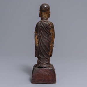 Un grand modèle de Mahakasyapa en bronze doré et laqué, Chine, Ming — photo 3