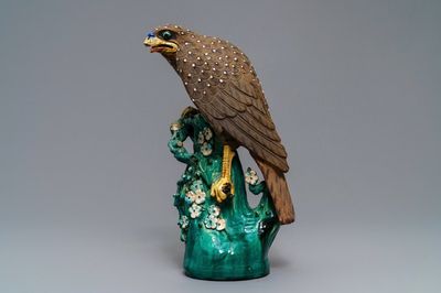 Un grand modèle d'un aigle en grès, Chine, 18/19ème
