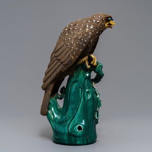 Un grand modèle d'un aigle en grès, Chine, 18/19ème — photo 3