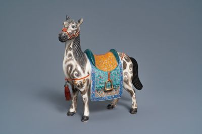 Un grand modèle d'un cheval en porcelaine de Chine famille rose, 19ème