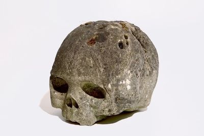 Un grand modèle d'un crâne ou Memento Mori en pierre calcaire sculptée, 16ème