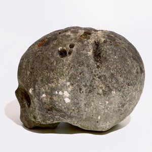 Un grand modèle d'un crâne ou Memento Mori en pierre calcaire sculptée, 16ème — photo 5