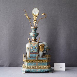 Un grand modèle d'un éléphant en bronze doré et émaux cloisonnés, marque de Qianlong, 19/20ème — photo 8