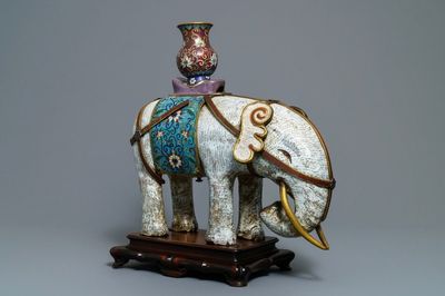 Un grand modèle d'un éléphant en émaux cloisonnés, Chine, 19/20ème