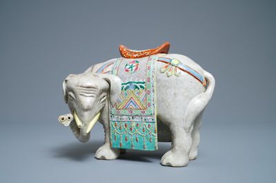 Un grand modèle d'un éléphant en porcelaine de Chine famille rose, 19ème