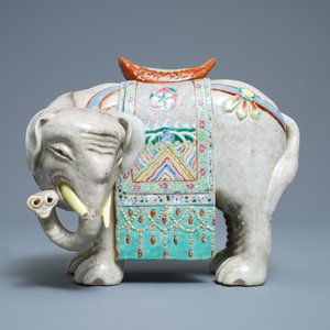 Un grand modèle d'un éléphant en porcelaine de Chine famille rose, 19ème — photo 2