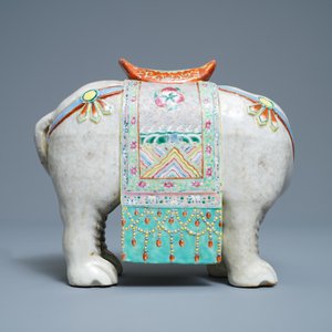 Un grand modèle d'un éléphant en porcelaine de Chine famille rose, 19ème — photo 4