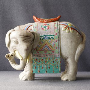 Un grand modèle d'un éléphant en porcelaine de Chine famille rose, 19ème — photo 8