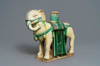 Un grand modèle d'un éléphant en terre cuite, Chine, Ming