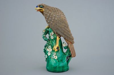 Un grand modèle d'un faucon en grès de Chine, Qianlong, 18ème