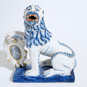 Un grand modèle d'un lion au blason en faïence de Delft, 19ème — photo 2