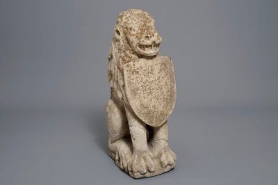 Un grand modèle d'un lion tenant un bouclier, prob. Flandres, 17ème