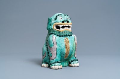 Un grand modèle d'un luduan en biscuit émaillé vert, Chine, prob. Kangxi