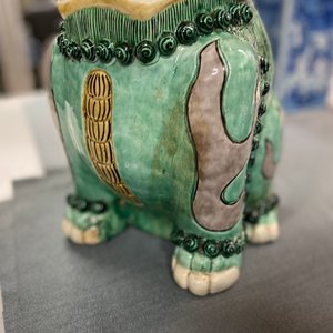 Un grand modèle d'un luduan en biscuit émaillé vert, Chine, prob. Kangxi — photo 12
