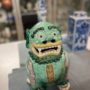 Un grand modèle d'un luduan en biscuit émaillé vert, Chine, prob. Kangxi — photo 8