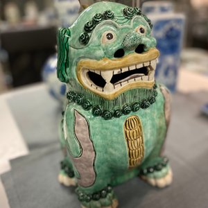 Un grand modèle d'un luduan en biscuit émaillé vert, Chine, prob. Kangxi — photo 9