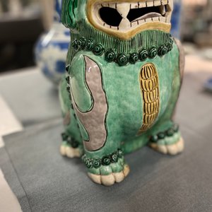 Un grand modèle d'un luduan en biscuit émaillé vert, Chine, prob. Kangxi — photo 10