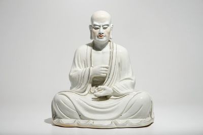 Un grand modèle d'un Luohan assis en porcelaine de Chine, 20ème
