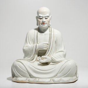 Un grand modèle d'un Luohan assis en porcelaine de Chine, 20ème — photo 1