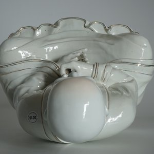 Un grand modèle d'un Luohan assis en porcelaine de Chine, 20ème — photo 12