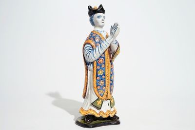 Un grand modèle d'un prêtre en faïence de Delft polychrome, 18ème