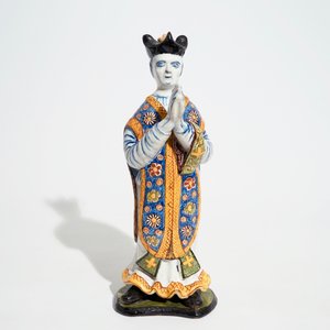 Un grand modèle d'un prêtre en faïence de Delft polychrome, 18ème — photo 2
