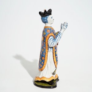 Un grand modèle d'un prêtre en faïence de Delft polychrome, 18ème — photo 3