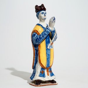 Un grand modèle d'un prêtre en faïence de Delft polychrome, 18ème — photo 1