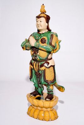 Un grand modèle d'un soldat de style Ming en porcelaine de Chine de type sancai, 20ème