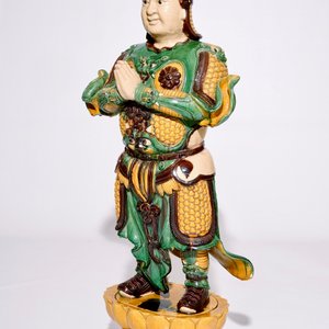 Un grand modèle d'un soldat de style Ming en porcelaine de Chine de type sancai, 20ème — photo 1